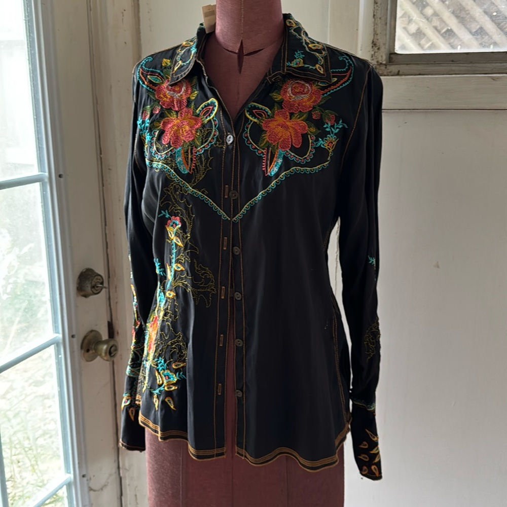 Johnny Was 100% silk shirt  S NWT Vintage